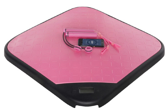 코로나19 확산 영향으로 홈트가 인기를 모으면서 비대면·스마트 실내 운동기구 특허출원이 급증하고 있다. 사진은 무선 줄넘기 세트인 팜스포의 '돌리런' 모습.  와디즈 제공